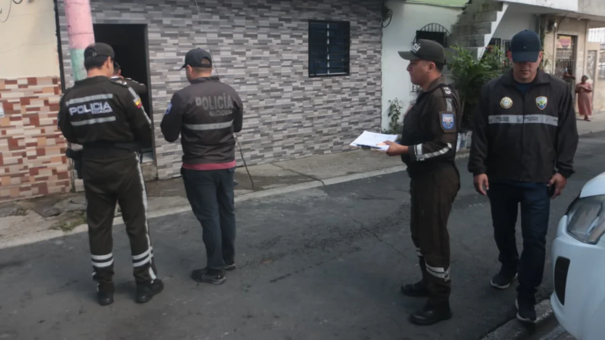 Policías acudieron a investigar el fallecimiento del niño que fue alcanzado por una bala en su dormitorio.