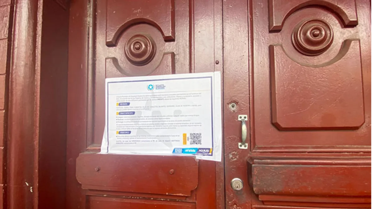 En algunas de las edificaciones patrimoniales de Guayaquil se colocaron las notificaciones para los propietarios.