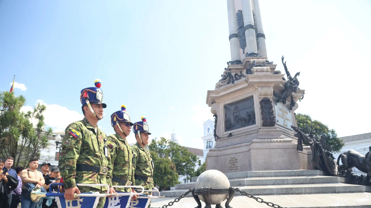 En el marco del 10 de agosto, las Fuerzas Armadas del Ecuador rindieron tributo a los próceres de la gesta libertaria al pie del Monumento a la Independencia, en la Plaza Grande.