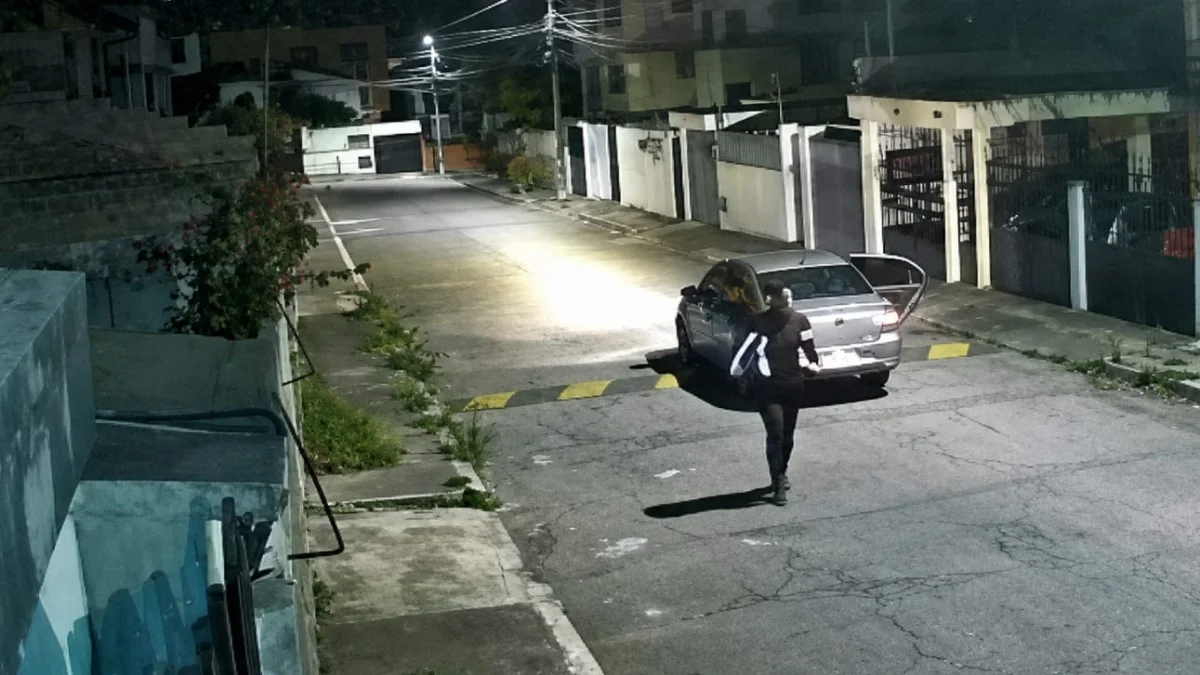La víctima viajaba junto con varios amigos cuando el vehículo en el que se movilizaba chocó con el automóvil ocupado por los dos policías.