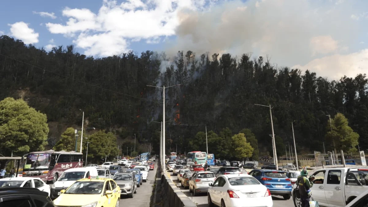 El incendio se registra en la avenida Velasco Ibarra y la autopista General Rumiñahui.