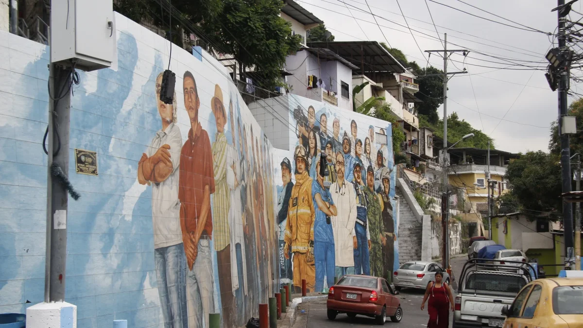 El mural en honor a los trabajadores de la primera línea de emergencia durante la pandemia de covid-19 está en la calle Víctor Emilio Estrada, en el cerro del Carmen.