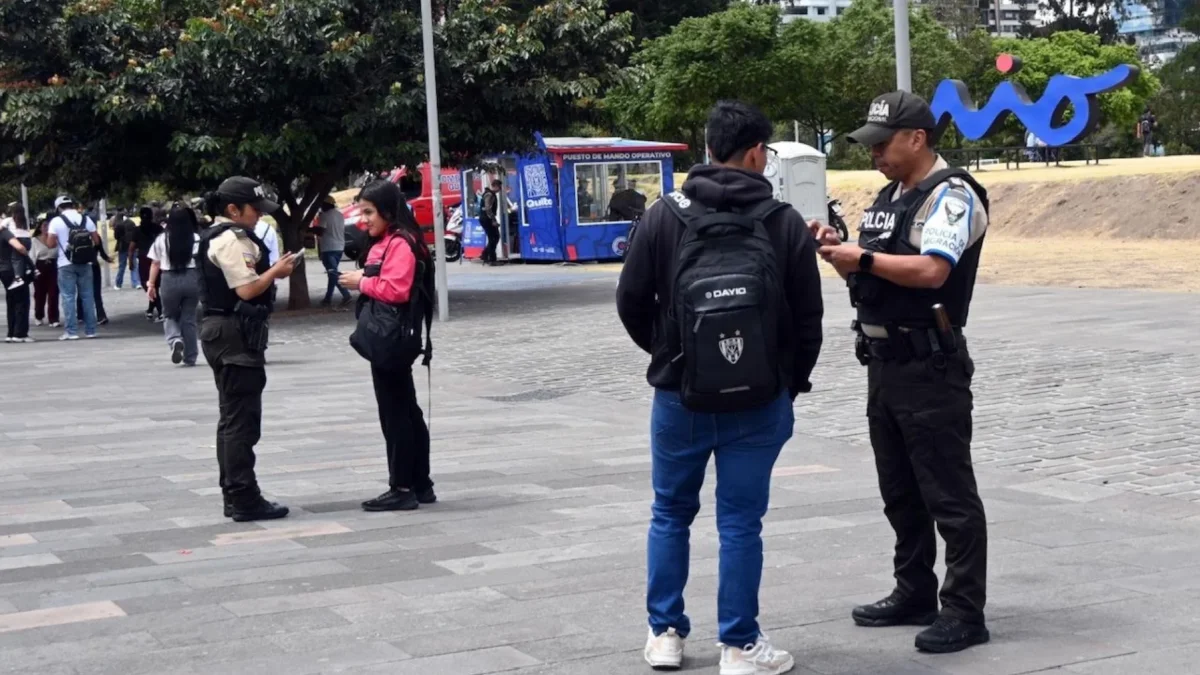 En el parque La Carolina, junto a la parada del metro, se ubica un Puesto de Mando Operativo, para reforzar la seguridad.