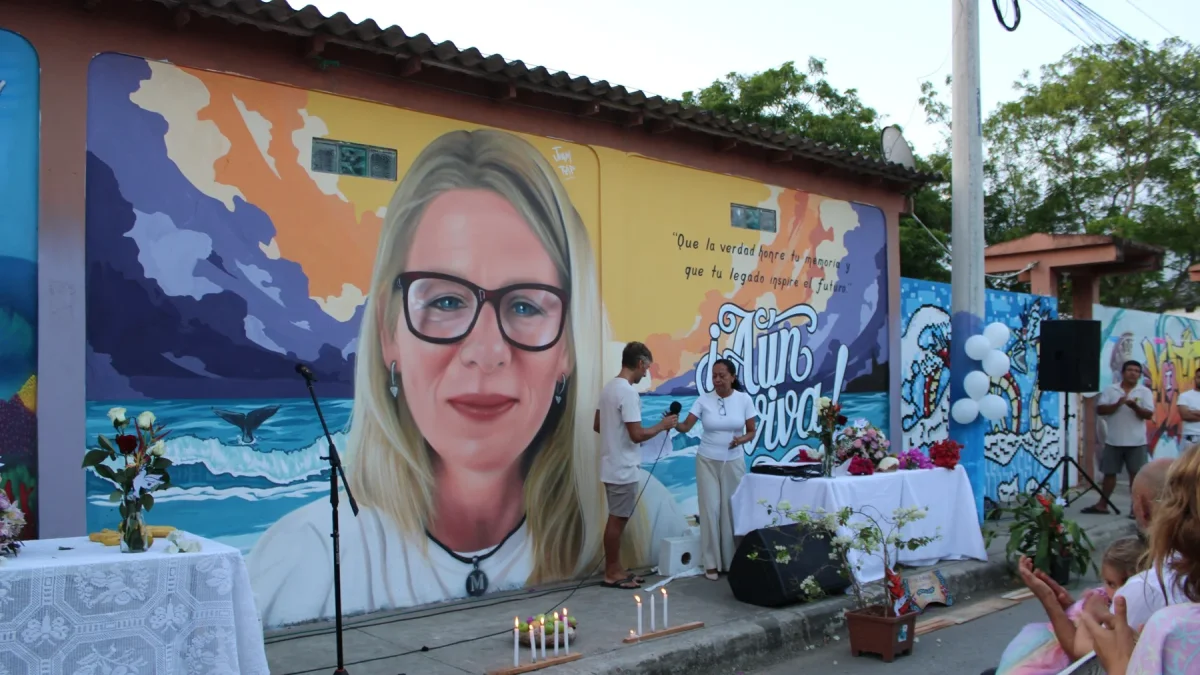 Mural en homenaje a la fallecida activista polaca Mónika Silva en Montañita, Santa Elena.