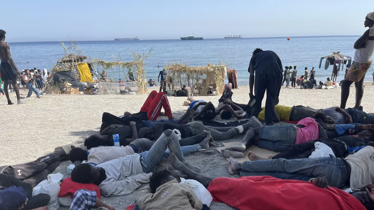 Numerosos inmigrantes permanecen en la playa del Trampolín que se ha transformado en un asentamiento desde la entrada masiva registrada el 30 de julio en la ciudad española de Ceuta.