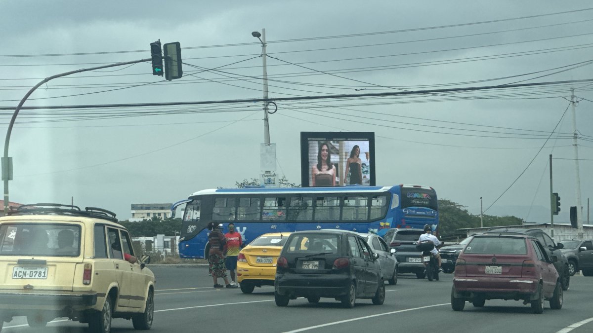 La zona de entrada a Los Gavilanes es una de las más dinámicas y congestionadas de la ciudad de Manta