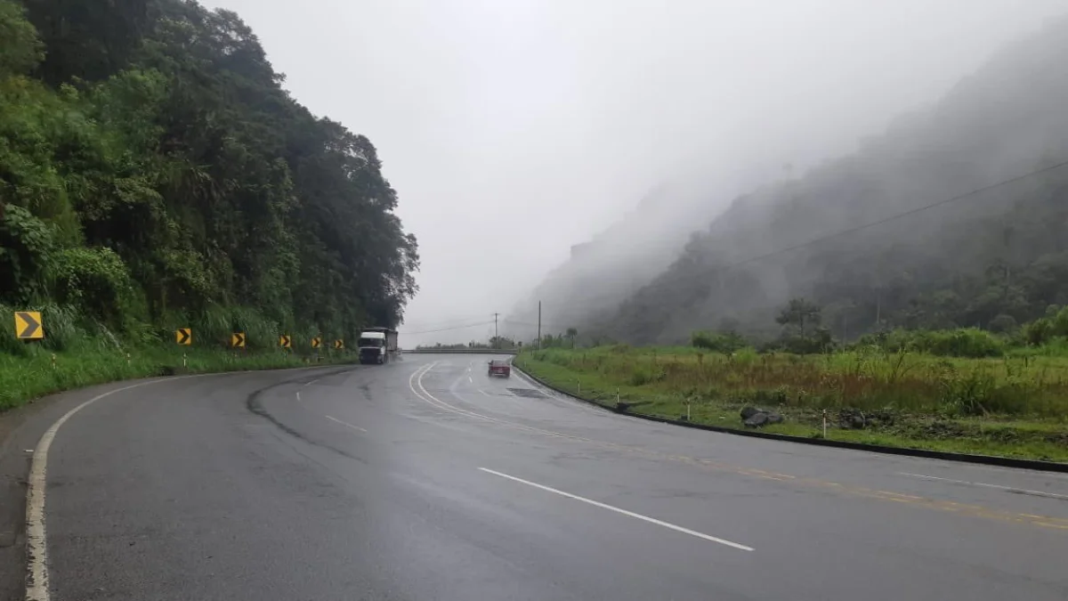 Según la Prefectura de Pichincha, la situación afecta a varios tramos que ya fueron fresados de la vía Mitad del Mundo-Río Blanco.