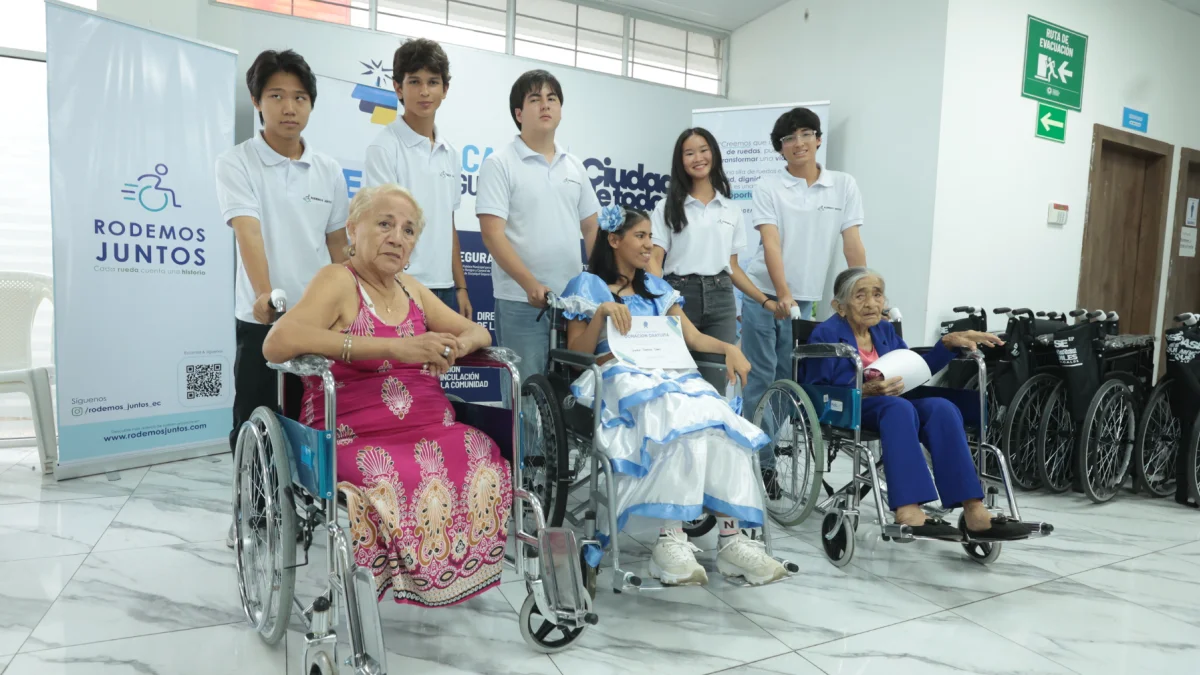 La iniciativa Rodemos Juntos entregó sus primeras sillas de ruedas en Guayaquil. La meta es dar un centenar en seis meses.