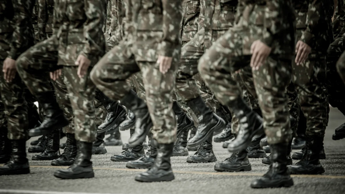 La propuesta de tribunales militares reabre el debate sobre justicia y seguridad en Ecuador.