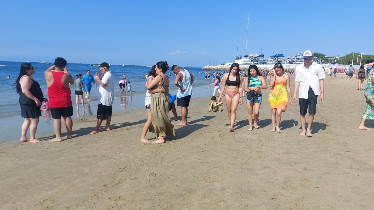 Las playas de Santa Elena se coparon de turistas desde muy temprano de este domingo en el segundo día del feriado