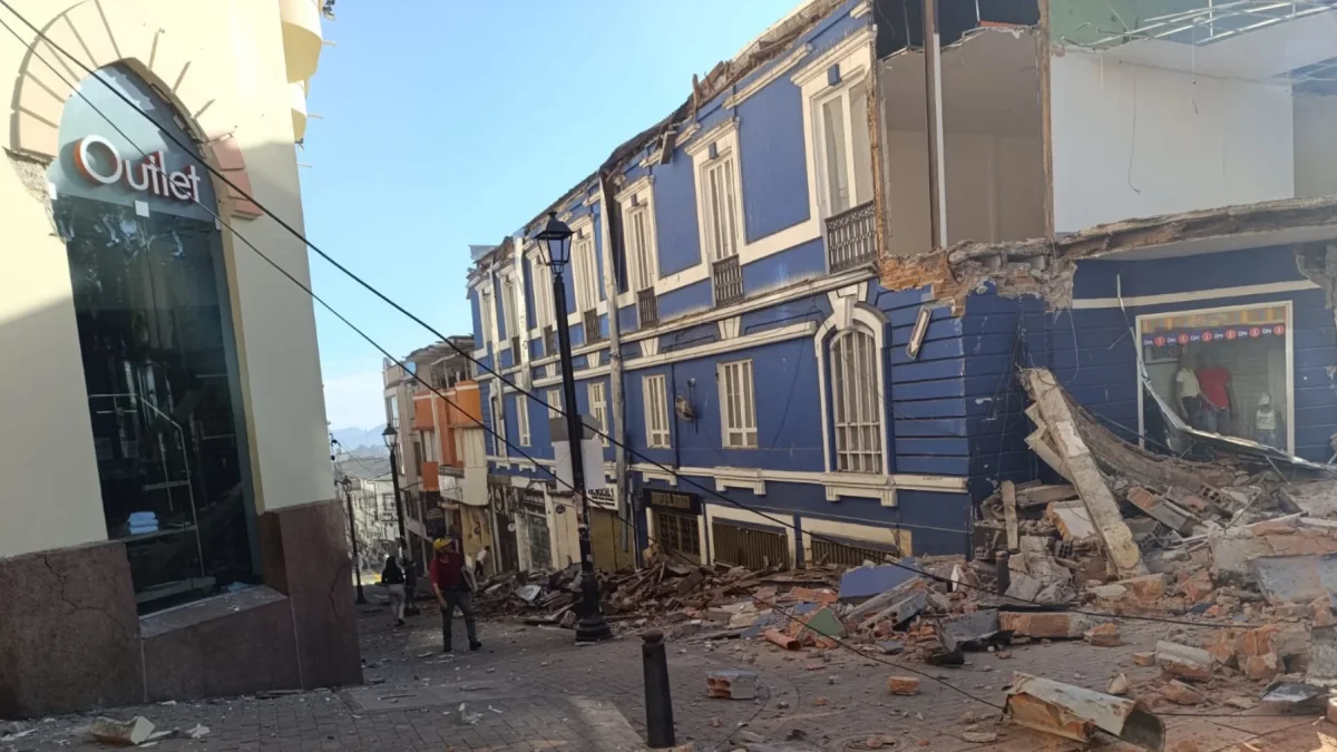 Varios daños en estructuras se registran en Colombia a causa del terremoto de este lunes.