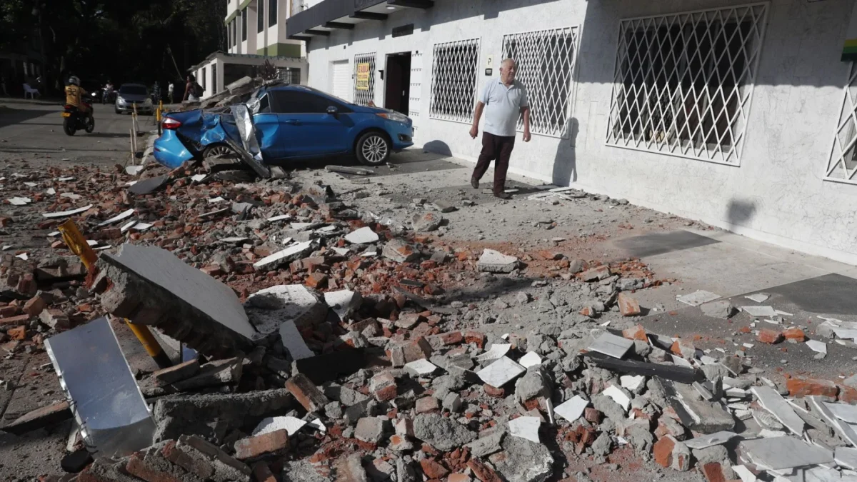 Terremoto de magnitud 7,4 afecta Colombia y obliga a suspender operaciones en seis aeropuertos.
