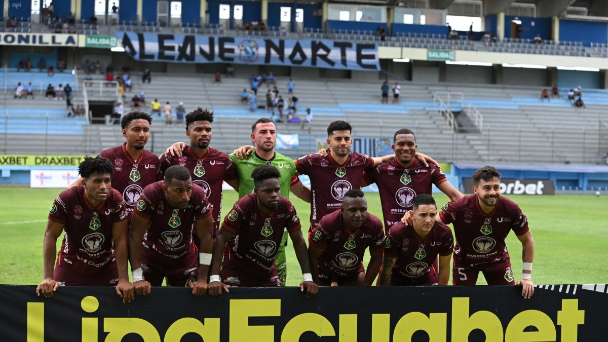 Mushuc Runa juega ante Técnico Universitario.