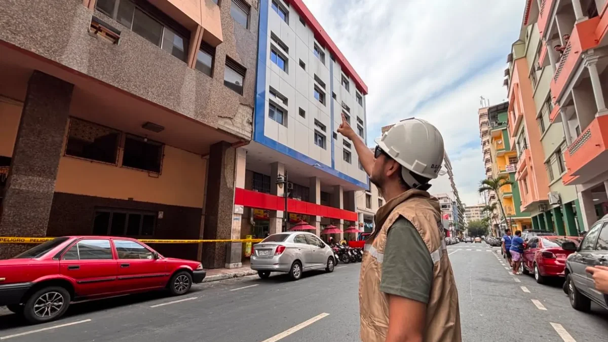 Desgaste de fachada habría provocado caída de escombros en edificio.