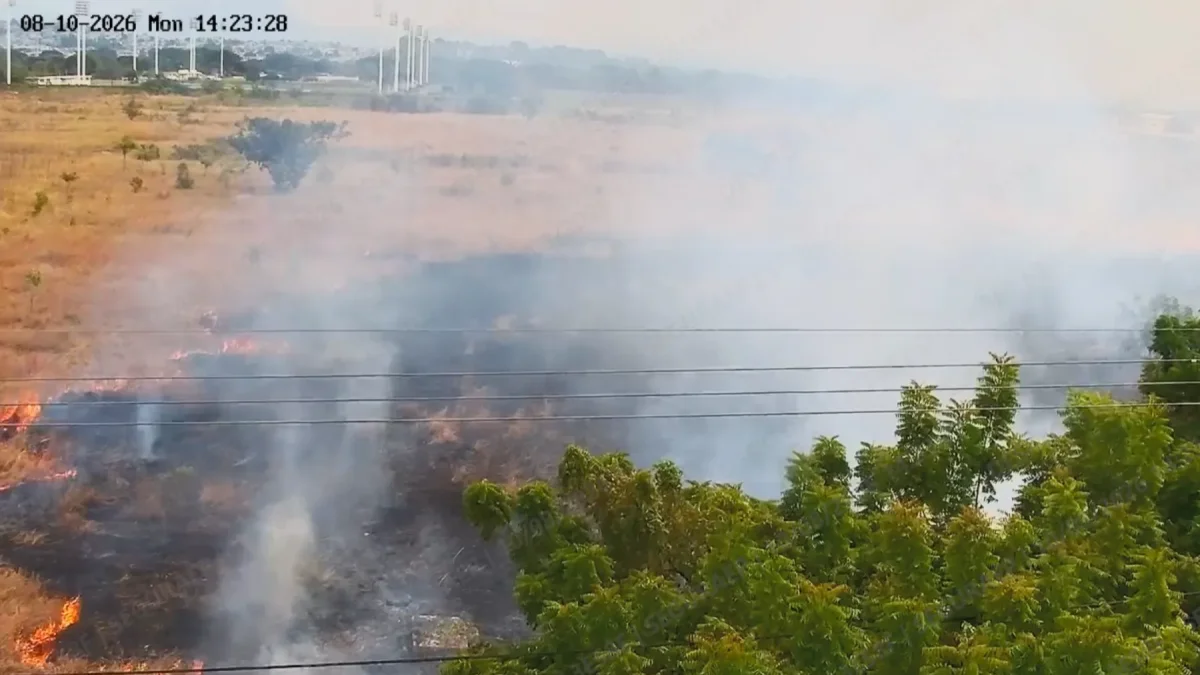 Incendio en la avenida Narcisa de Jesús provoca cierre de un carril.