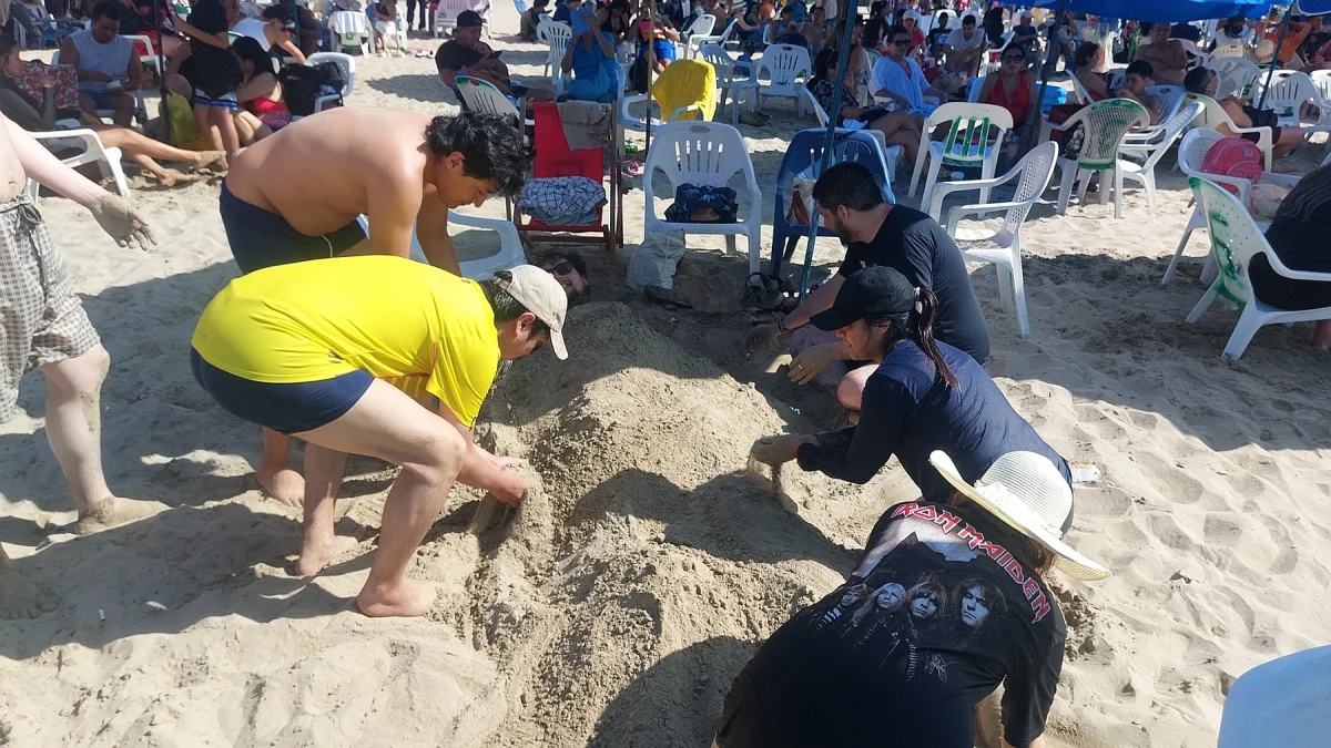 Una familia disfruta de la arena y el sol en la provincia de Santa Elena.