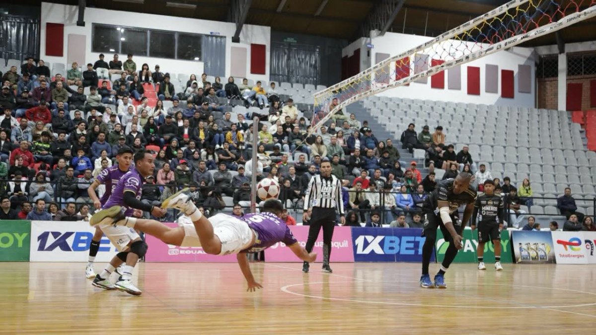 El duelo entre Machala Mineros y Cuenca Sacros tuvo voladas y puntos que destacaron por su espectacularidad. Al final la victoria quedó en manos de Mineros.