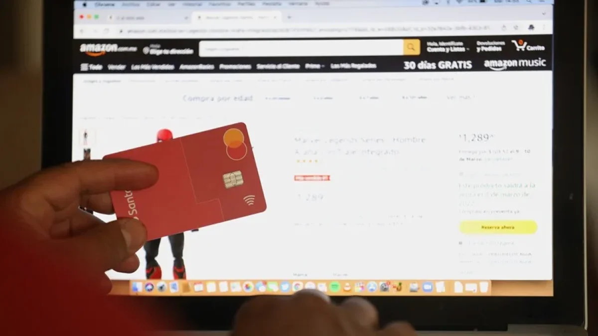 Una persona hace compras en línea usando su tarjeta bancaria.