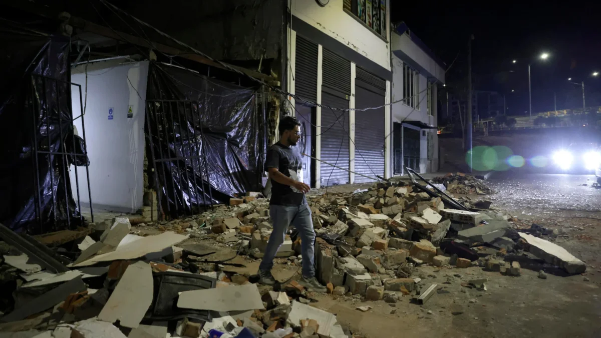 Una persona camina cerca de escombros de viviendas afectadas luego del terremoto.