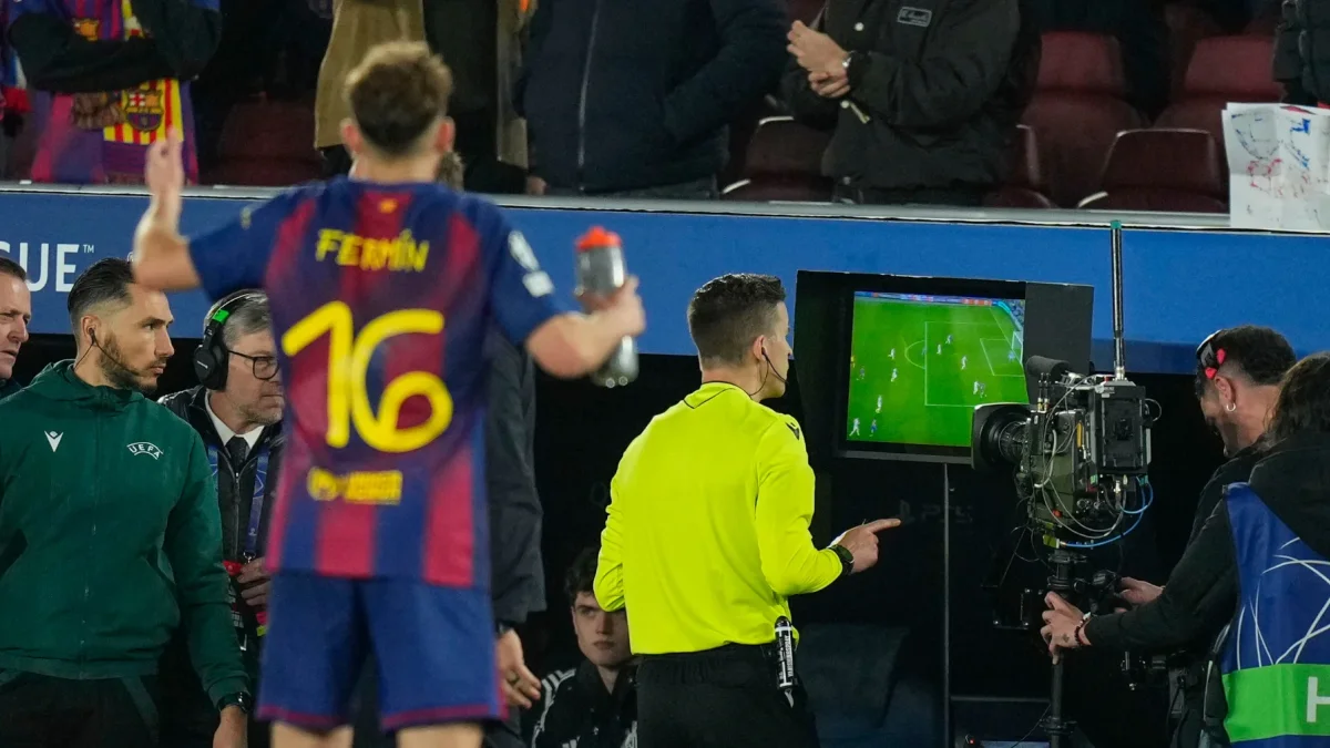 El árbitro Fracois Letexier consulta en la pantalla del VAR antes de señalar penalti a favor del Barcelona.