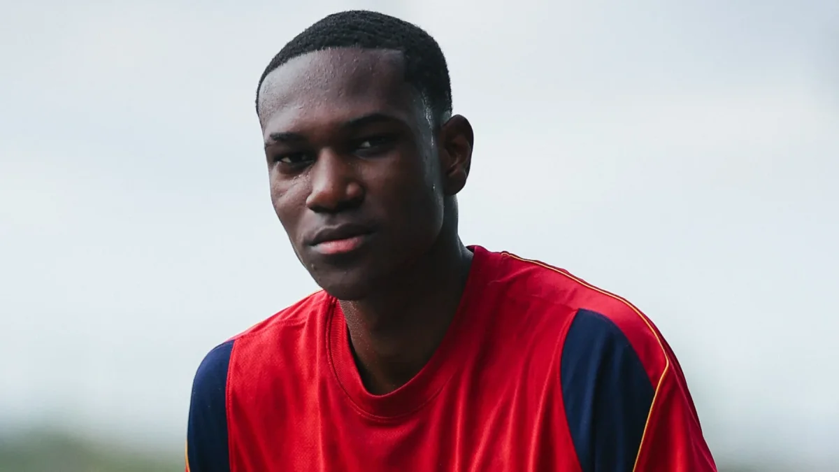 Josué Caicedo, lateral izquierdo ecuatoriano, durante sus primeros entrenamientos con el Barcelona Atlètic en España.
