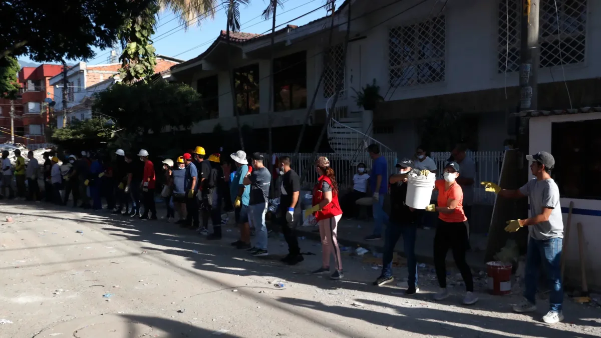Voluntarios remueven escombros del edificio Torres del Limonar tras el terremoto de magnitud 7,4, este 11 de agosto de 2026 en Cali (Colombia).