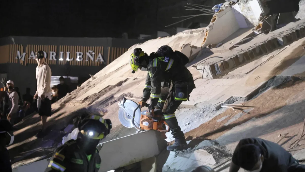 Operaciones de búsqueda en un edificio frente al Parque la Libertad, tras un terremoto de magnitud 7,4, en Pereira, Colombia, 10 de agosto de 2026.