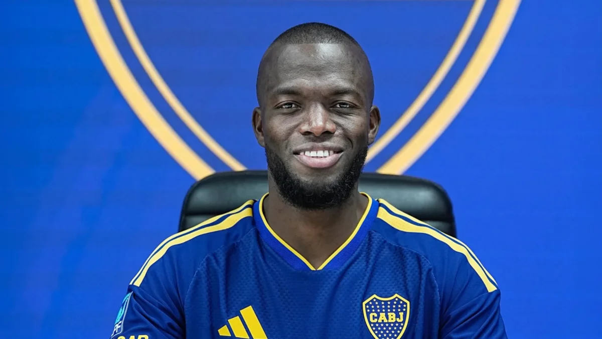 Enner Valencia luce la camiseta de Boca Juniors durante su nueva etapa en el fútbol argentino.