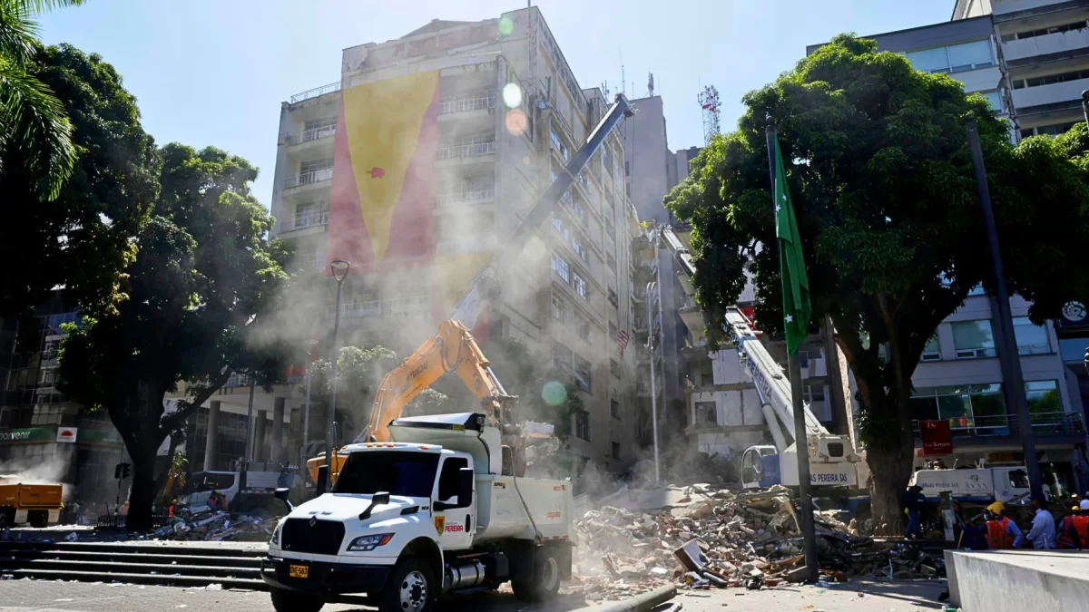 Trabajadores retiran escombros del destruido edificio de la Lotería de Risaralda en la Plaza de Bolívar tras el terremoto