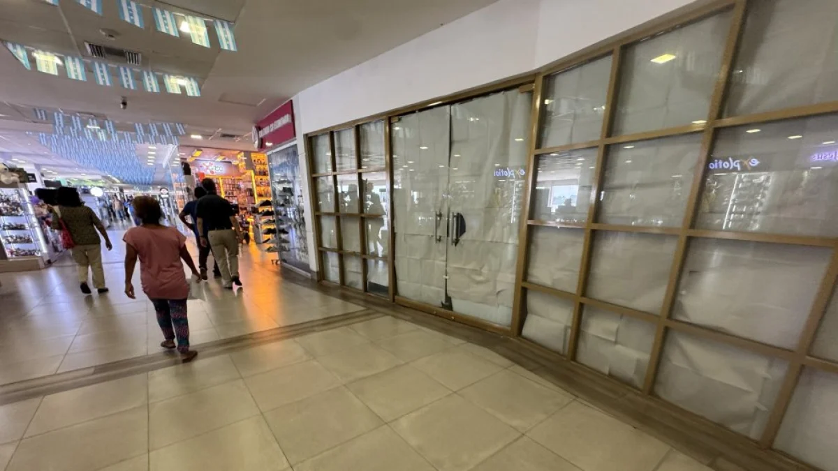 Más de 10 locales se encuentran cerrados en el centro comercial del Malecón