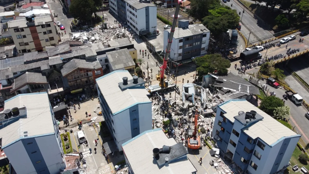 Fotografía aérea que muestra los escombros de un edificio tras el terremoto de magnitud 7,4 que sacudió la mayor parte de Colombia