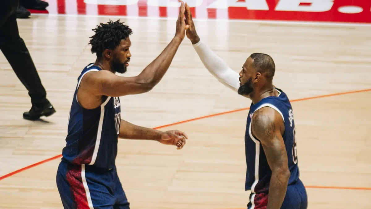 LeBron James y Joel Embiid, durante su etapa con Team USA en los Juegos Olímpicos de París 2024.