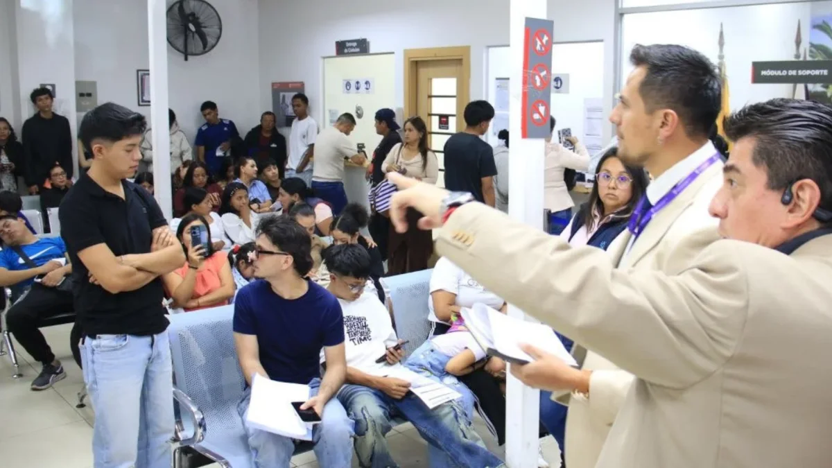 Personas esperan su turno en el Registro Civil.