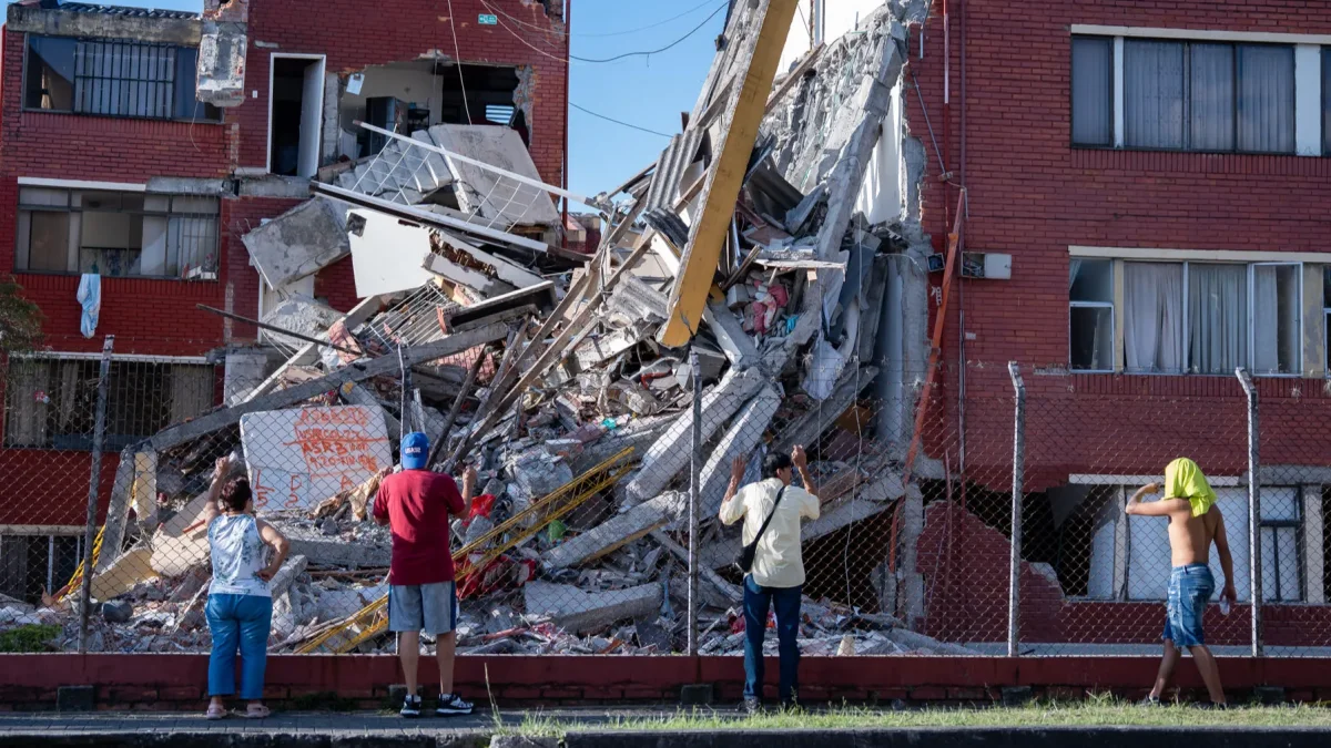 Personas observan viviendas afectadas luego de un terremoto de magnitud 7,4 este 10 de agosto de 2026, en Pereira (Colombia).