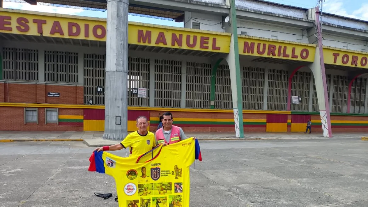 El ecuatoriano Manuel Loor (camiseta de Ecuador) pudo conocer la cancha del estadio Manuel Murillo Toro, escenario donde esperaba ver jugar a Independiente del Valle.