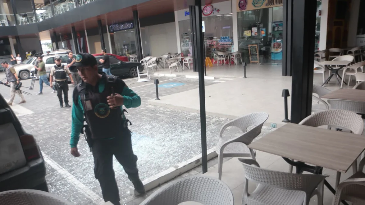 Violencia. La plaza comercial quedó manchada de sangre y con evidencias de un violento ataque armado. Hay miedo entre los que la visitan a diario.