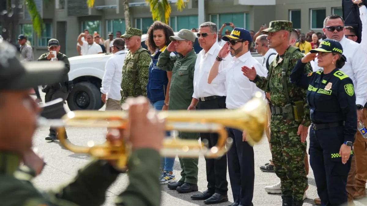 El presidente Abelardo de la Espriella, junto al ministro de Defensa y la gobernadora de Chocó, en un puesto de mando unificado por el terremoto de este lunes, en Quibdó (Colombia).