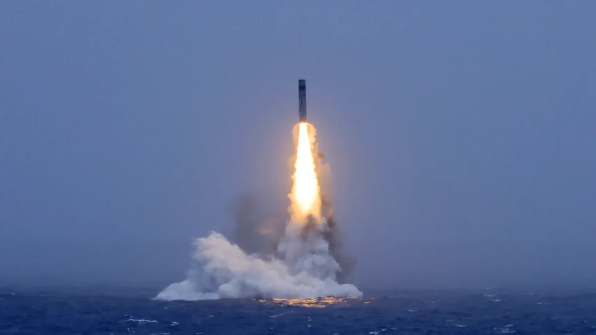 Foto referencial de julio de 2026, muestra lanzamiento de misil estratégico lanzado por un submarino nuclear estratégico de la Armada del Ejército Popular de Liberación (EPL) de China.