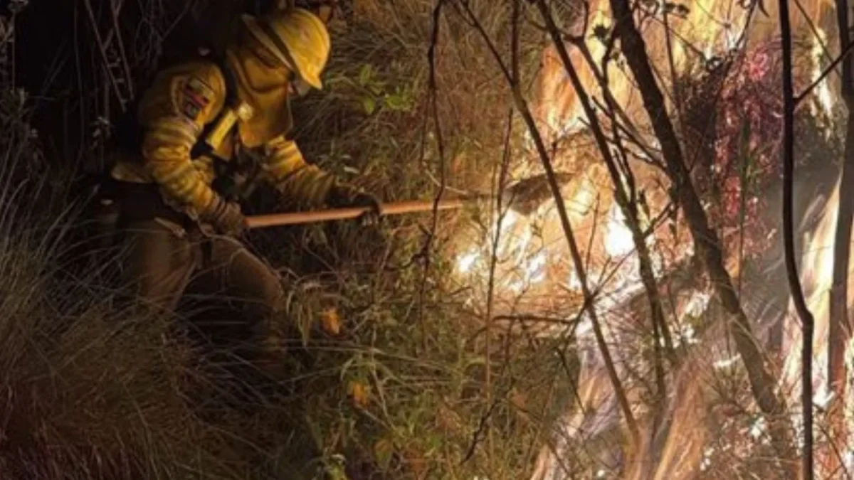 Bomberos combaten desde hace 36 horas incendios en Calacalí y Tanlahua por focos aún activos