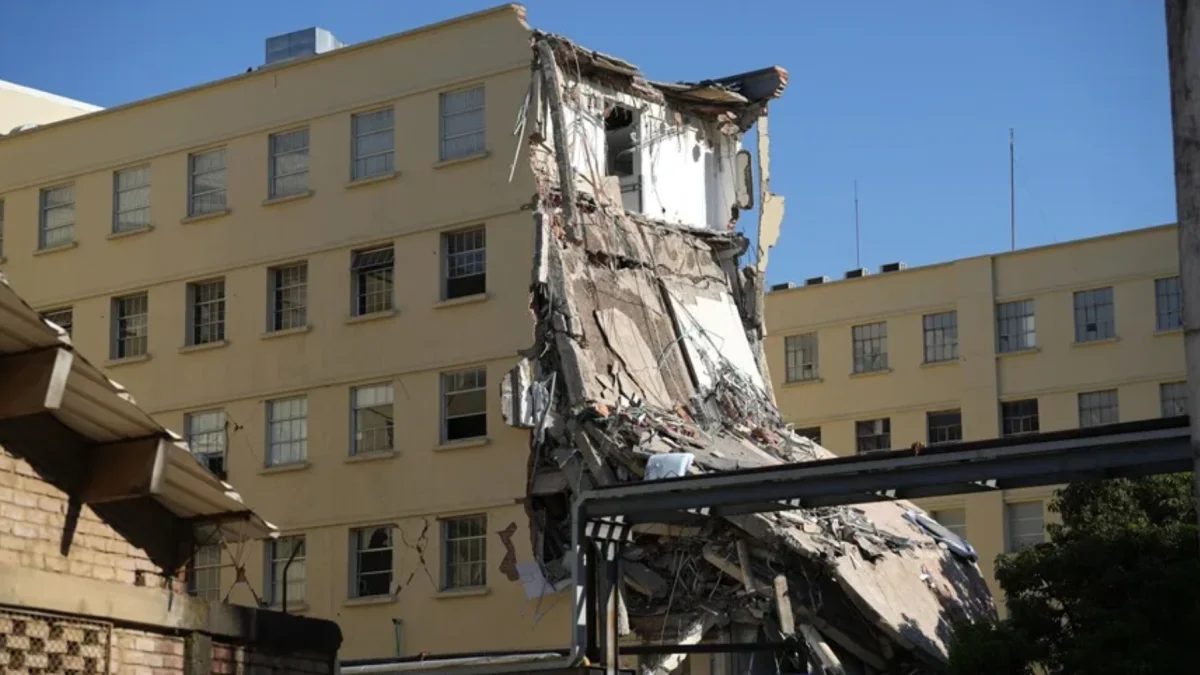 Un edificio parcialmente colapsado tras el sismo en Colombia, mientras continúa la búsqueda de personas desaparecidas.