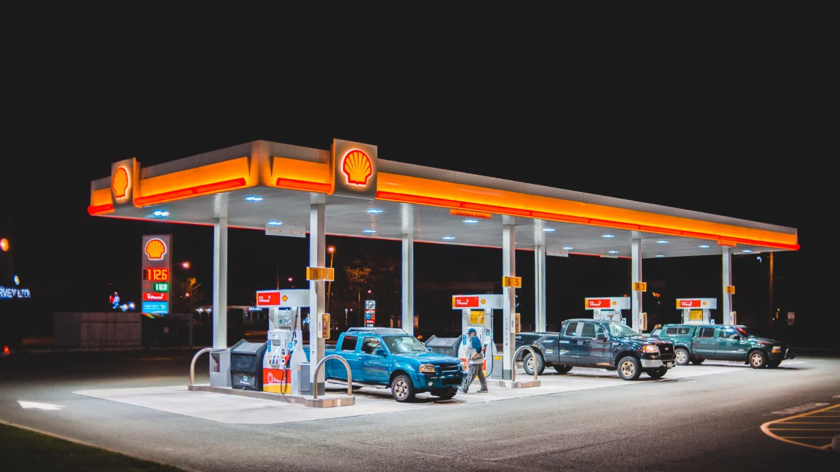 Referencial.Estación de servicio en Ecuador, donde los usuarios perciben el impacto de la reciente variación en los precios de los combustibles.