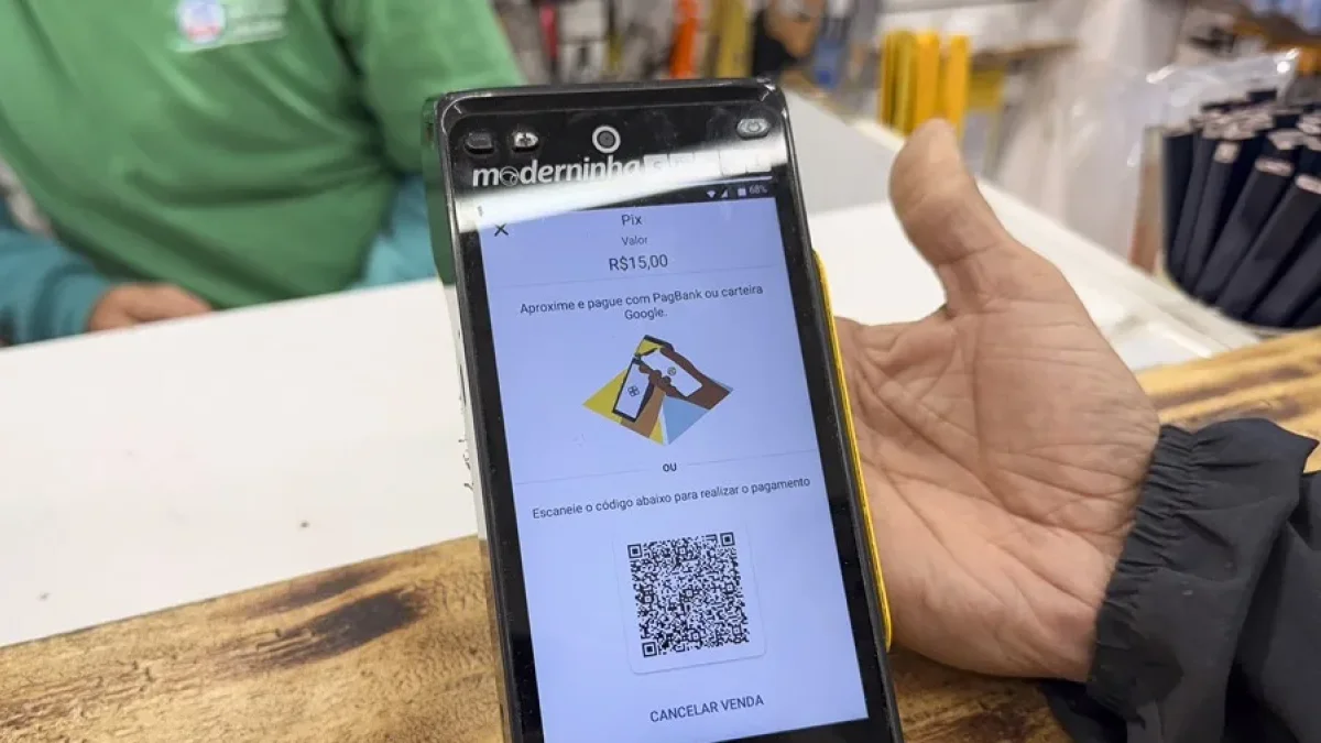 Fotografía de una persona mostrando un código QR del método de pago Pix, en Sao Paulo (Brasil).
