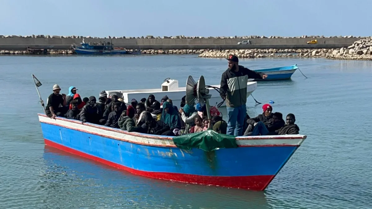 Un grupo de migrantes, rescatados en el mar por la Guardia Costera libia tras hundirse su barco en el Mediterráneo.