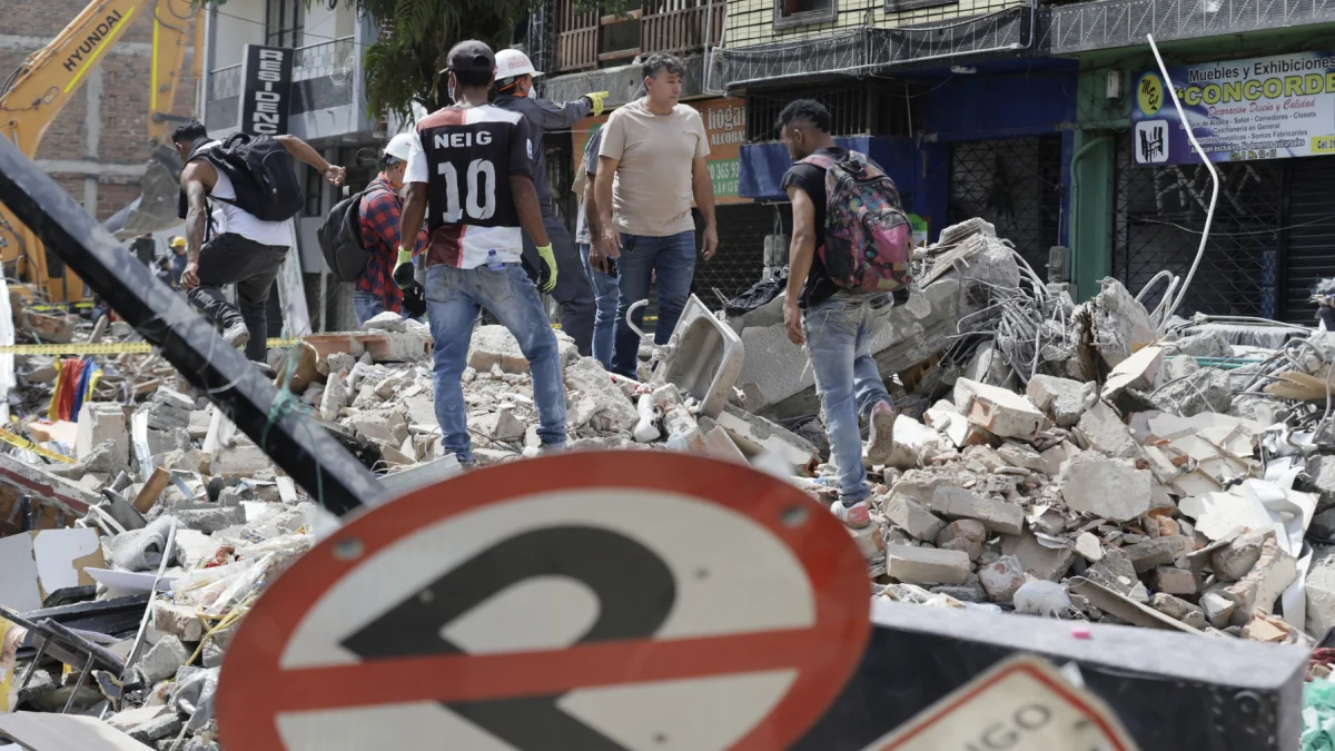 Las labores de rescate continúan en las zonas más afectadas por el terremoto, mientras aumenta el número de víctimas.