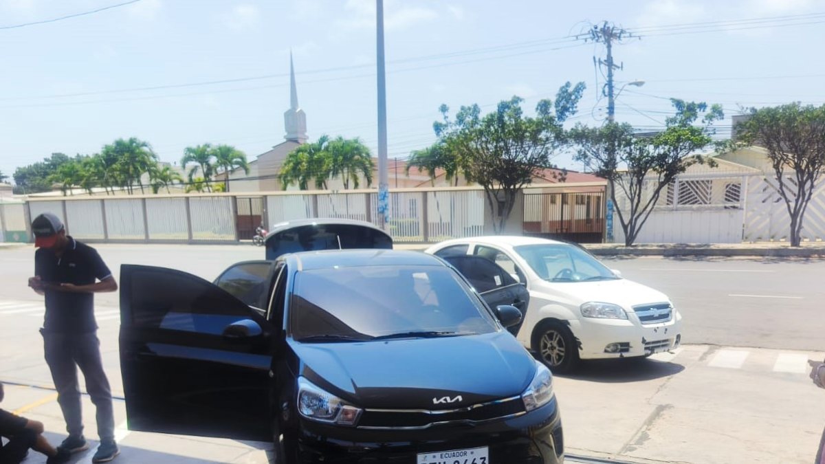 En este vehículo se movilizaban los dos sospechosos que fueron aprehendidos por un crimen en Salinas