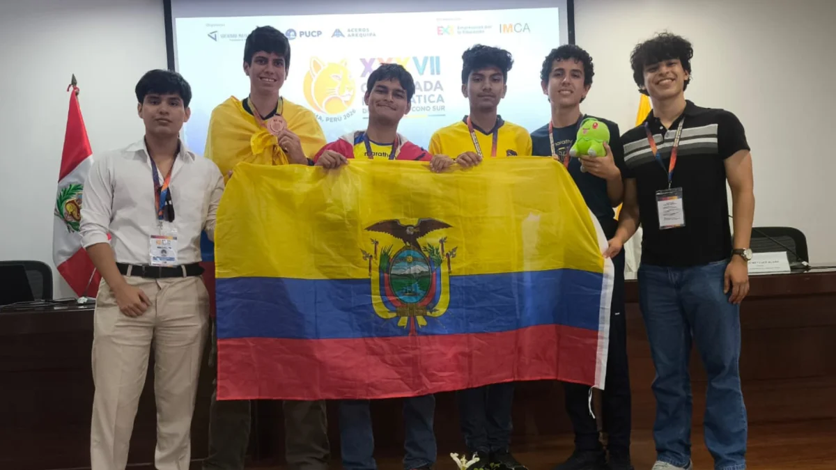 Estudiantes ecuatorianos celebran con su bandera en la Olimpiada Matemática del Cono Sur 2026.