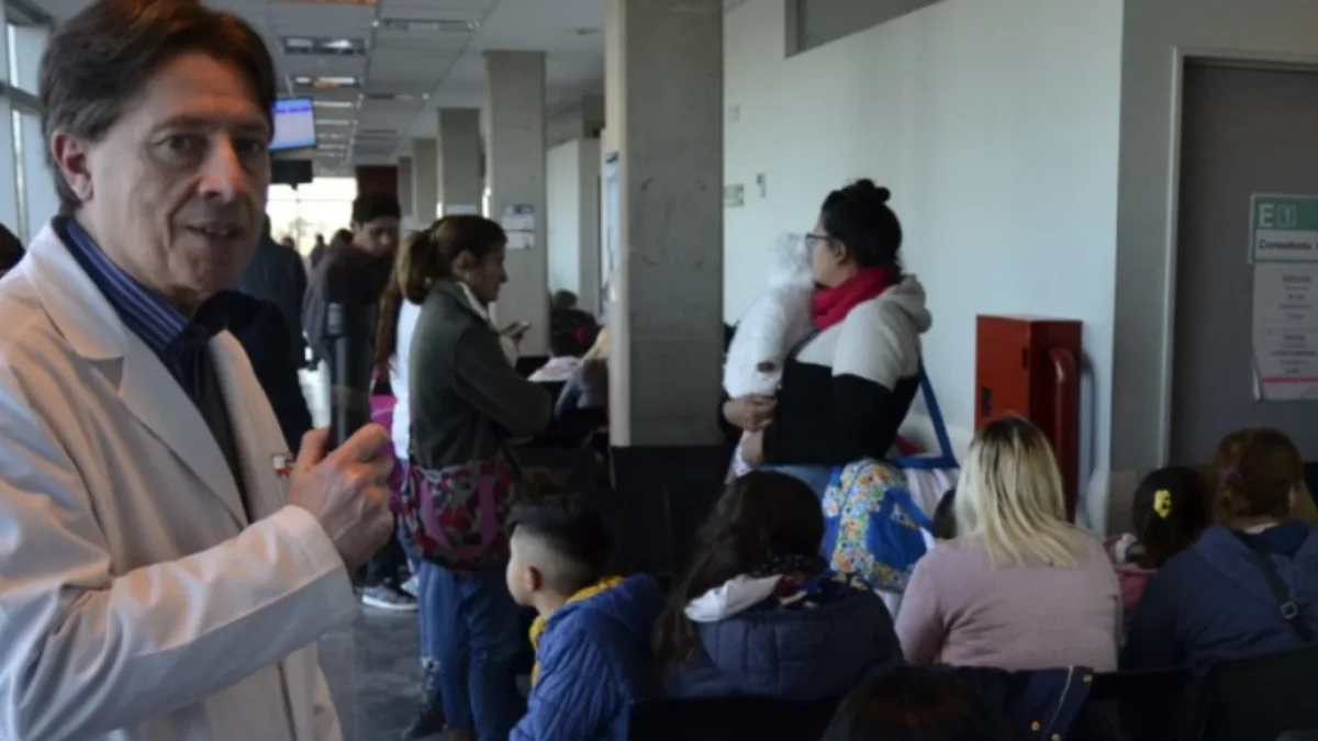 Pacientes esperan su turno para ser atendidos en un hospital de Argentina.