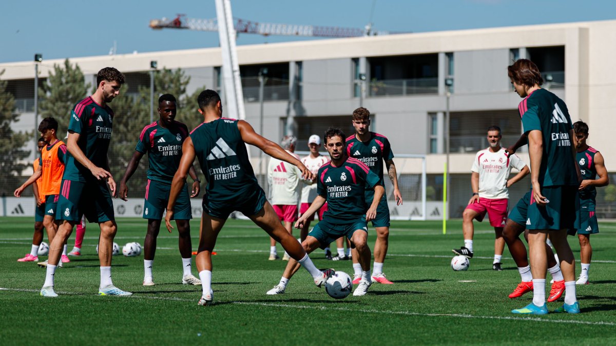 Real Madrid enfrenta a Deportivo en un amistoso internacional.