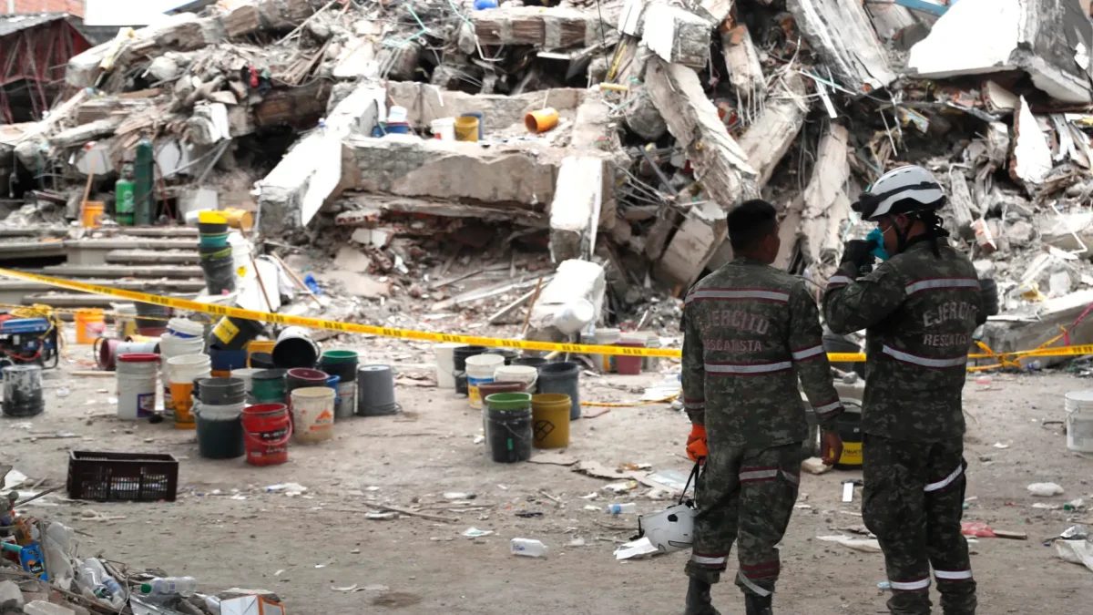 Integrantes del Ejército de Colombia participan en una jornada de búsqueda y rescate en una zona afectada este miércoles en Cali (Colombia).