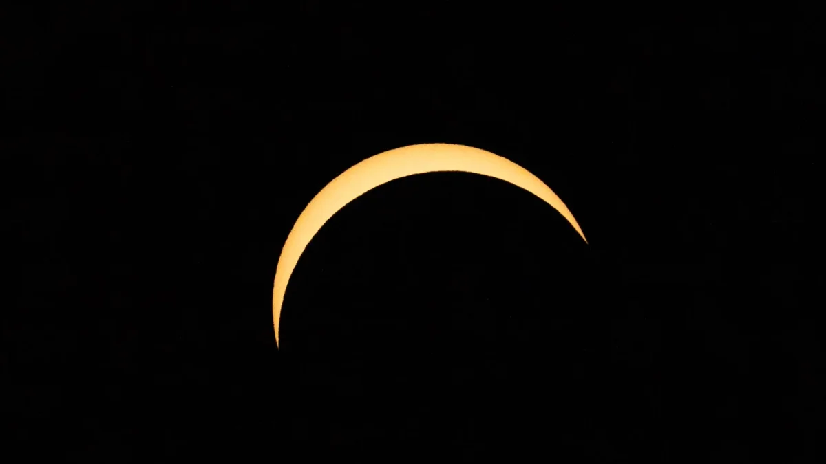 La Luna pasa frente al Sol durante un eclipse solar parcial sobre Greenwich Park, en Londres (Reino Unido), el 12 de agosto de 2026.